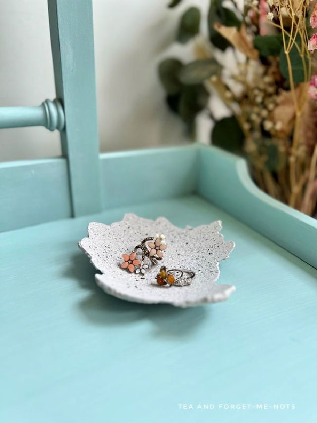 Make a Concrete Bowl Trinket Dishes