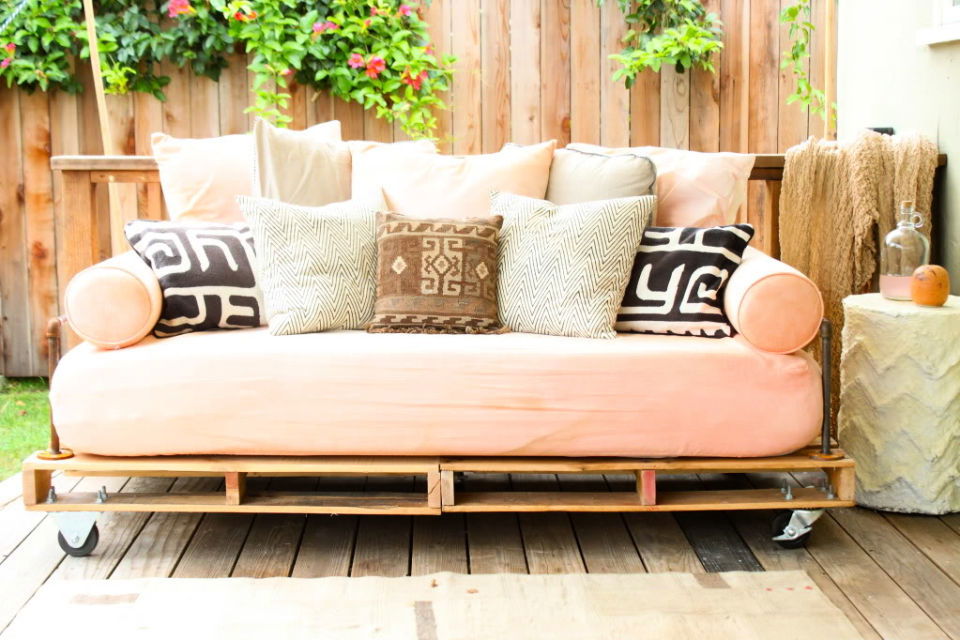 Easy DIY Pallet Daybed