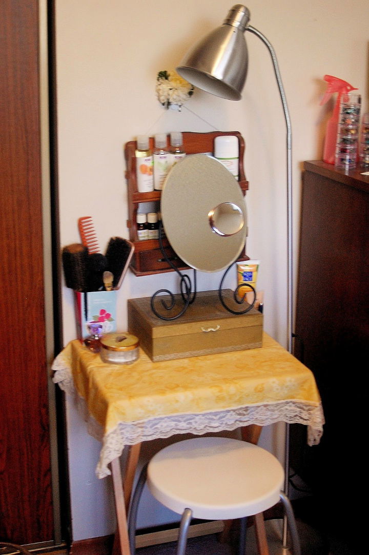 Mini Makeup Vanity Table