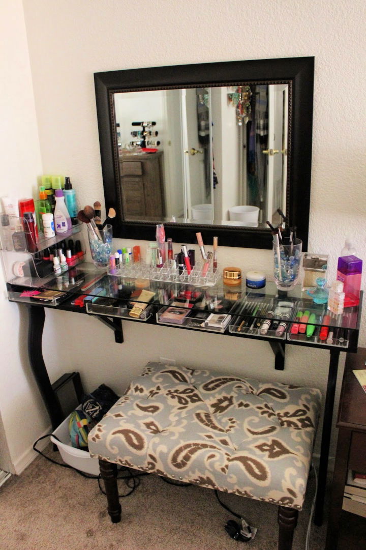 Stylish DIY Makeup Vanity
